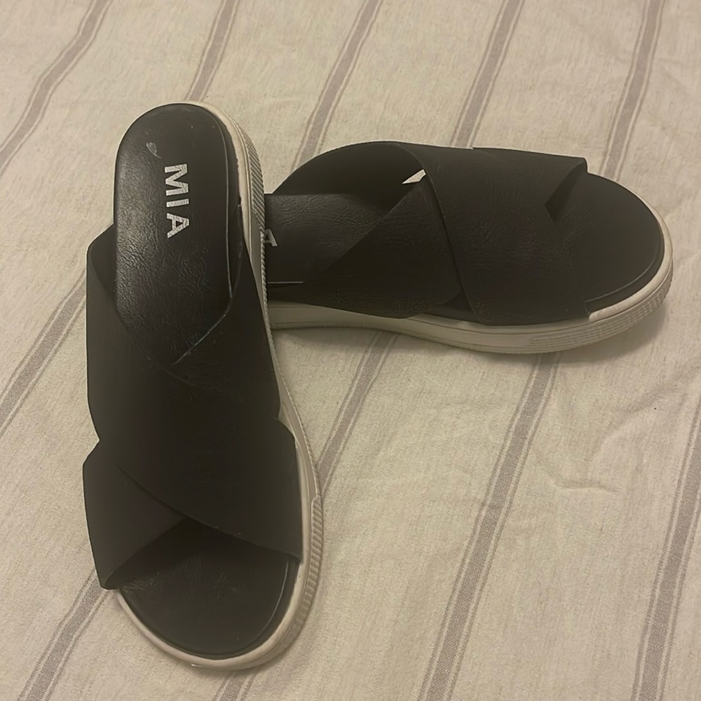 Woman’s black slip on sandal black